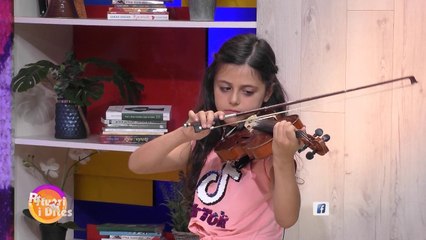 Një performancë nga binjaket e talentuara, Kristela dhe Klesta në violinë dhe violinçel