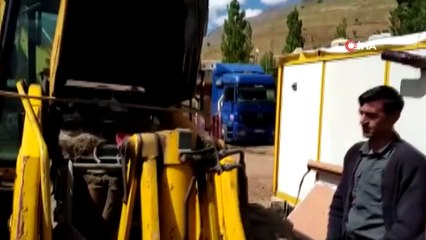 Bahçesaray’da kuşun motoruna yuva yaptığı iş makinesi, sahibi tarafından çalıştırılmıyor