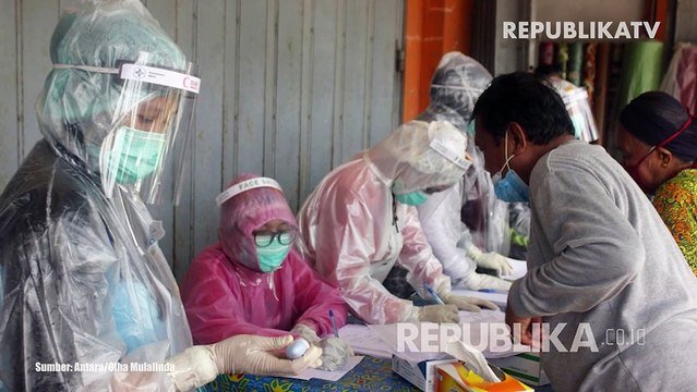 Dokter patologi klinik menunjukkan cara kerja alat Polymerase Chain Reaction (PCR) di Ruang Ektraksi DNA dan RNA Laboratorium Mikrobiologi RSUD Sidoarjo, Jawa Timur.