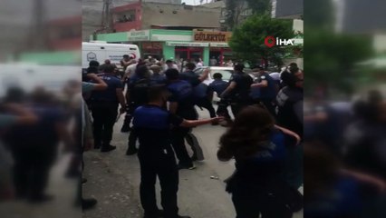 Bursa'da kaçak bina yıkımında olaylar çıktı... O anlar kamerada