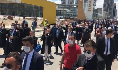 Polis ablukası altında yürüdüler