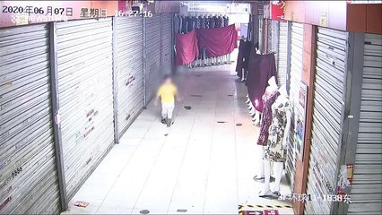 Mischievous kid sets three mannequins on fire for fun in China