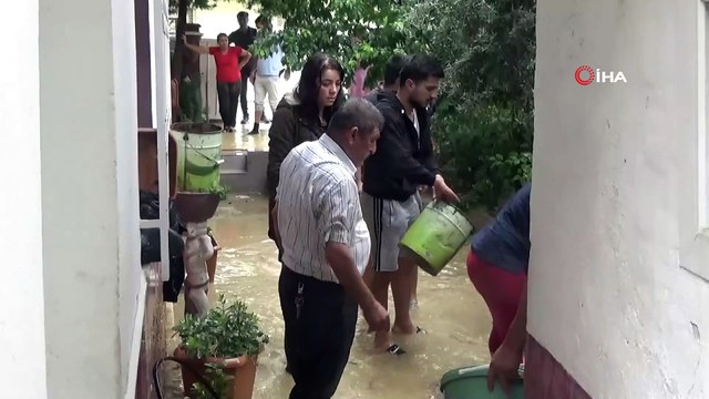 Dereler taştı, evleri su bastı...Göle dönen yola olta attı