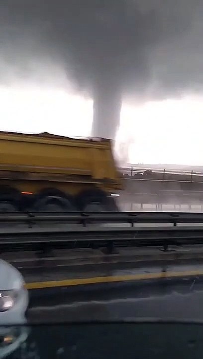 Sıcak Gelişme! Sağanak yağış sonrası İstanbul'da dev hortum oluştu