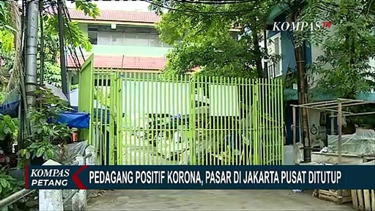 Terminal Blok M Disemprot Disinfektan Guna Cegah Penyebaran Corona