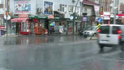 Üsküdar’da yağış etkili oldu, yollar göle döndü