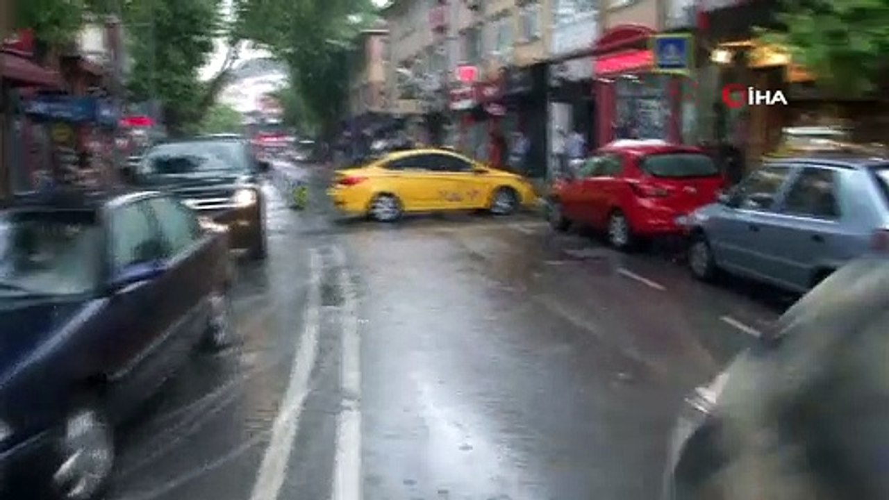 - Üsküdar’da sağanak yağış nedeniyle yollar göle döndü, otomobiller kaldırıma çıkarak ilerledi