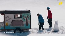 عبدو فغالي وعبد الله الدوسري يسحبان متزلج على الجليد بالسيارة في تجربة مثيرة