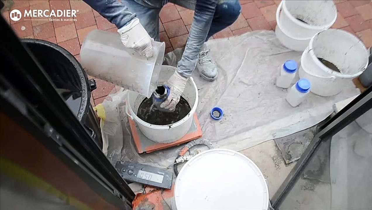 Vidéo Tuto Mercadier - Application d'un Béton Ciré Coulé RBX au sol - Chantier à Bordeaux