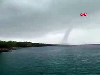 Marmaris’te plajda hortum; şezlonglar zarar gördü