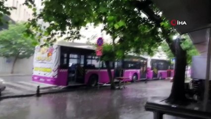 Şiddetli yağmur vatandaşlara zor anlar yaşattı