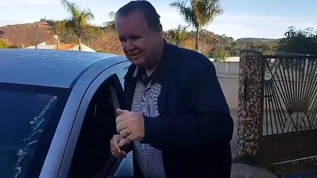 Madrugada fria forma camada de gelo sobre carro em distrito de Santa Maria de Jetibá