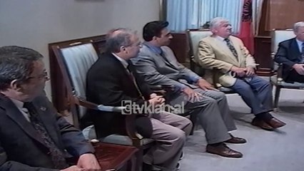 Télécharger la video: Kryeministri Meta dhe Presidenti Mejdani, takim me Konsujt e Nderit te Shqiperise (21 Qershor 2000)