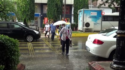 Aydın’da sağanak yağış hayatı olumsuz etkiledi