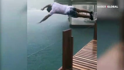 Nusret Gökçe sağanak yağmurda denize atladı