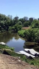 Motomarines faisant des vagues dans la rivière de la Tortue