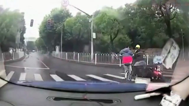 Un cycliste se fait embarquer par un autre cycliste