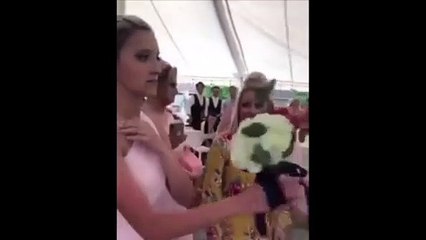 Un jetée de bouquet dans un mariage dont la fin est assez originale