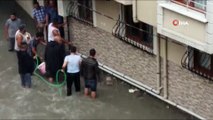 Dehşet veren görüntü... Bodrum katta sulara gömülen şahıs tamamen sulara gömüldü, eliyle yardım istedi. Elini gören vatandaşlar şahsı son anda kurtardı