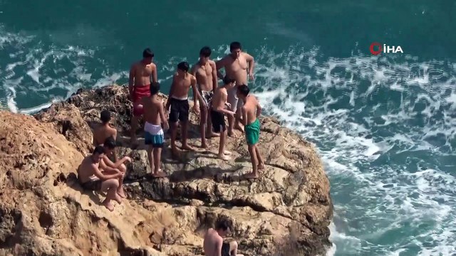 Dalgaların dövdüğü kayalık alanda tehlikeli deniz keyfi