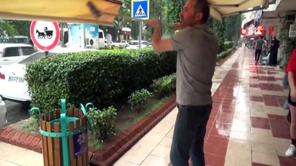 Uyanık esnaf sağanak yağmuru fırsata çevirdi, iş yerlerinin güneşliğini yıkadı