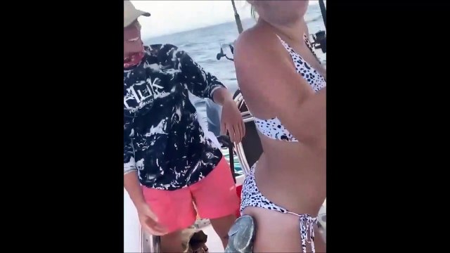 Elle se retrouve avec un poisson bien accroché... Remora fish