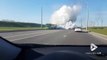 Ce conducteur doit traverser un mur de fumée sur l'autoroute... Terrifiant