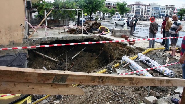 İzmir'de sağanak yağış sonrası 2 apartmanın girişinde çökme meydana geldi