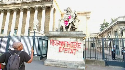 La statue de Colbert a été taguée devant l'Assemblée nationale