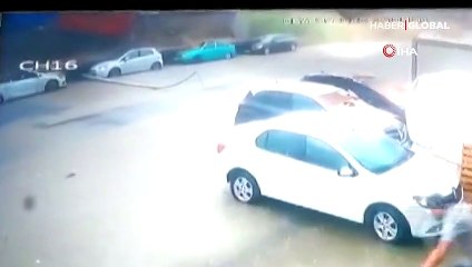 İstinat duvarı araçların üzerine böyle devrildi