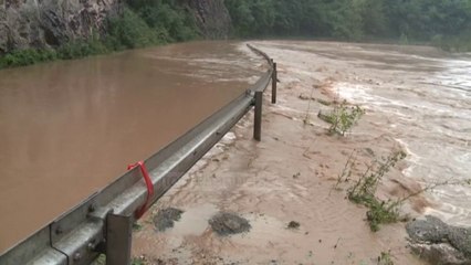 Top News - Përmbytje në Bosnje/ Rrugët kthehen në lumenj