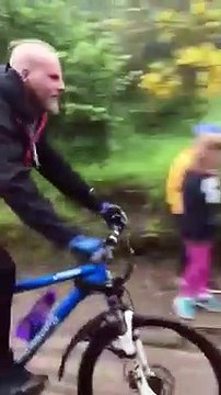 Traverser la rivière en VTT : il termine la face dans l'eau !