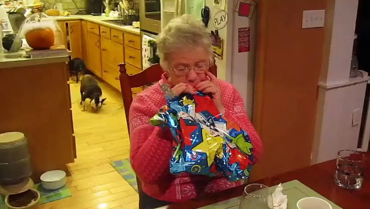 Mamie chante après avoir inhalé de l'helium LOL