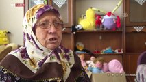 Bursa’da yaşayan anne-oğul Şükriye ve Muammer Kavazoğlu, 2 bin 50 adet eski oyuncağı yenileyip, oyuncak alma imkanı olmayan çocuklara ulaştırmışlar...