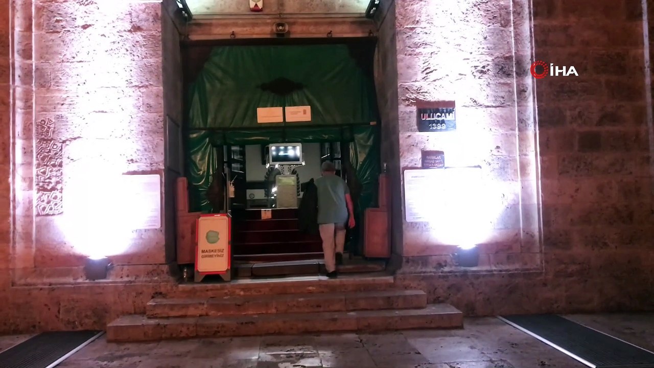 Camiler 3 ay aradan sonra sabah namazına açıldı, cemaat Ulu Cami'ye koştu