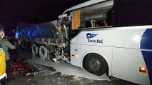Uşak'ta yolcu otobüsü kamyona arkadan çarptı