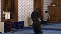 Camilerde 100 gün sonra cemaatle ilk sabah namazı kılındı