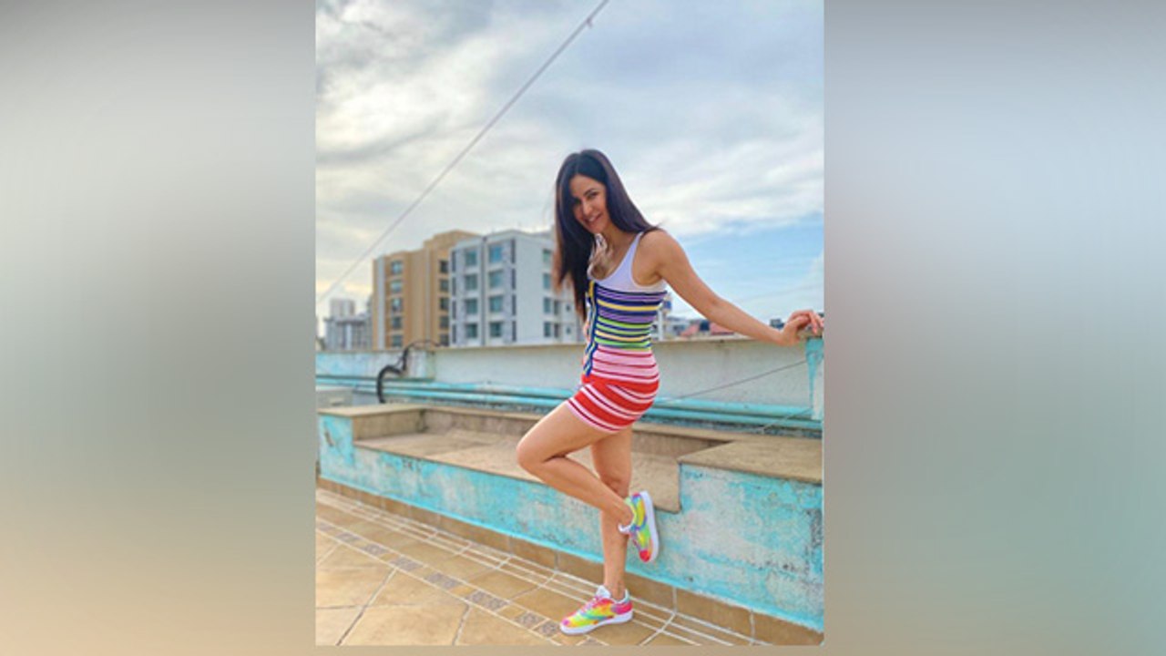 Katrina Kaif ने घर की छत पर कराया Photo Shoot, Mutlicolor Dress की कीमत चौंका देगी | Boldsky
