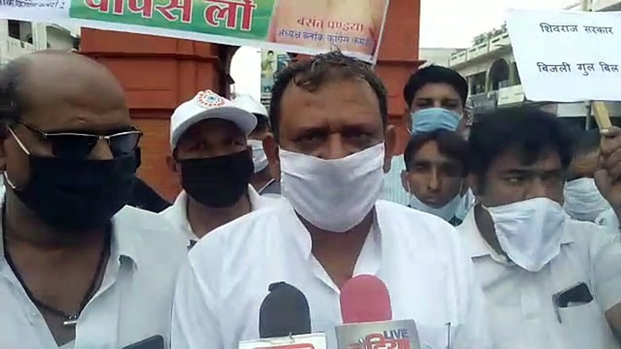 कांग्रेस ने दो स्थान पर प्रदर्शन किया, महामहिम के नाम दिया ज्ञापन