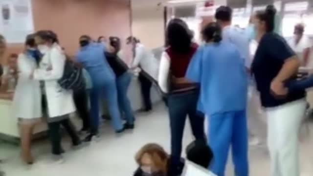 Al menos 6 personas han muerto por derrumbes en un terremoto en México