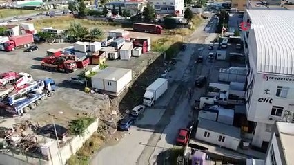 İstanbul’da istinat duvarının altında kalan araçlar kurtarılmayı bekliyor