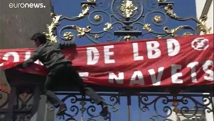 Des militants d'Extinction Rebellion montent sur les grilles du ministère de l'Intérieur à Paris