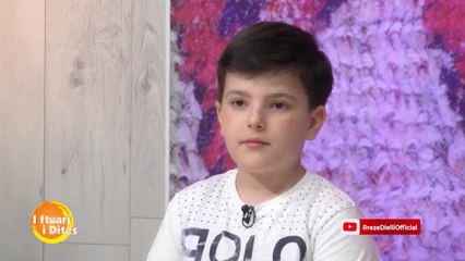 Djali autik talent në poezi: ‘’ Më frymëzoi që të vinin ëngjëjt’’