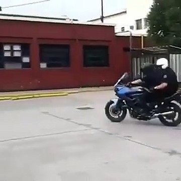 Ces deux motards voulaient tester une nouvelle expérience, mais cela tourne mal !