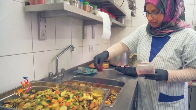 لاجئون بألمانيا لكنهم سفراء للإنسانية.. يقدمون وجبات مجانية للمحتاجين