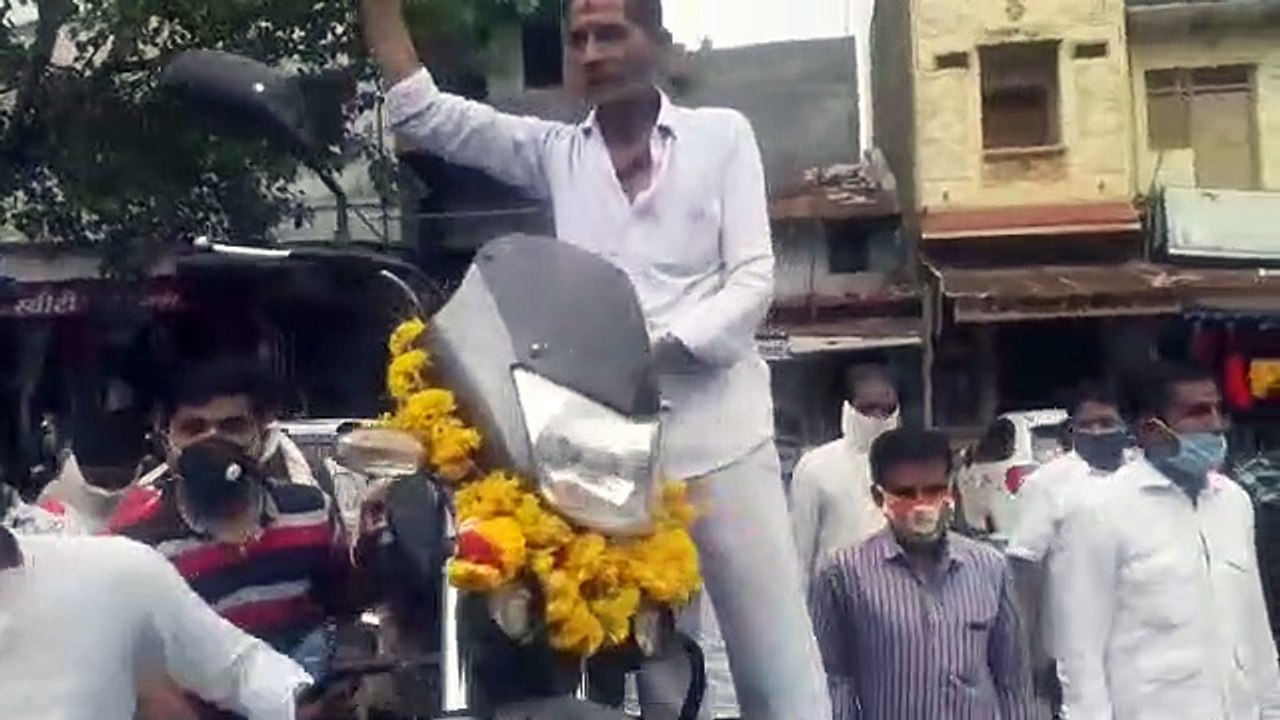 पेट्रोल डीजल के भाव में भारी वृद्धि को लेकर कांग्रेस ने किया प्रदर्शन