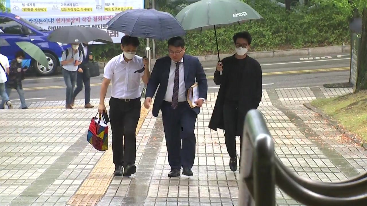 "정대협·윤미향, 후원금 반환하라" 후원자들 소송 제기 / YTN