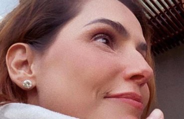 Deborah Secco comemora chegada do inverno com selfie natural