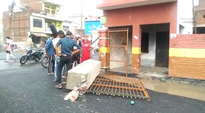 कासगंज: बारिश में कॉलेज का गेट गिरा, 8 साल की बच्ची की दबकर मौत