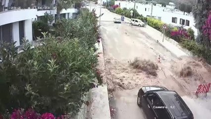 Explosión de una tubería de agua en una calle de Turquía